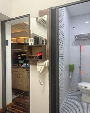 Estudio, 1 cama matrimonial, para no fumadores, baño privado | Baño | Regadera, regadera tipo lluvia, amenidades de baño de diseñador 