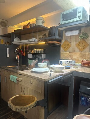Estudio, 1 cama matrimonial, para no fumadores, baño privado | Cocina privada | Microondas, horno, parrilla de estufa y cafetera y tetera 