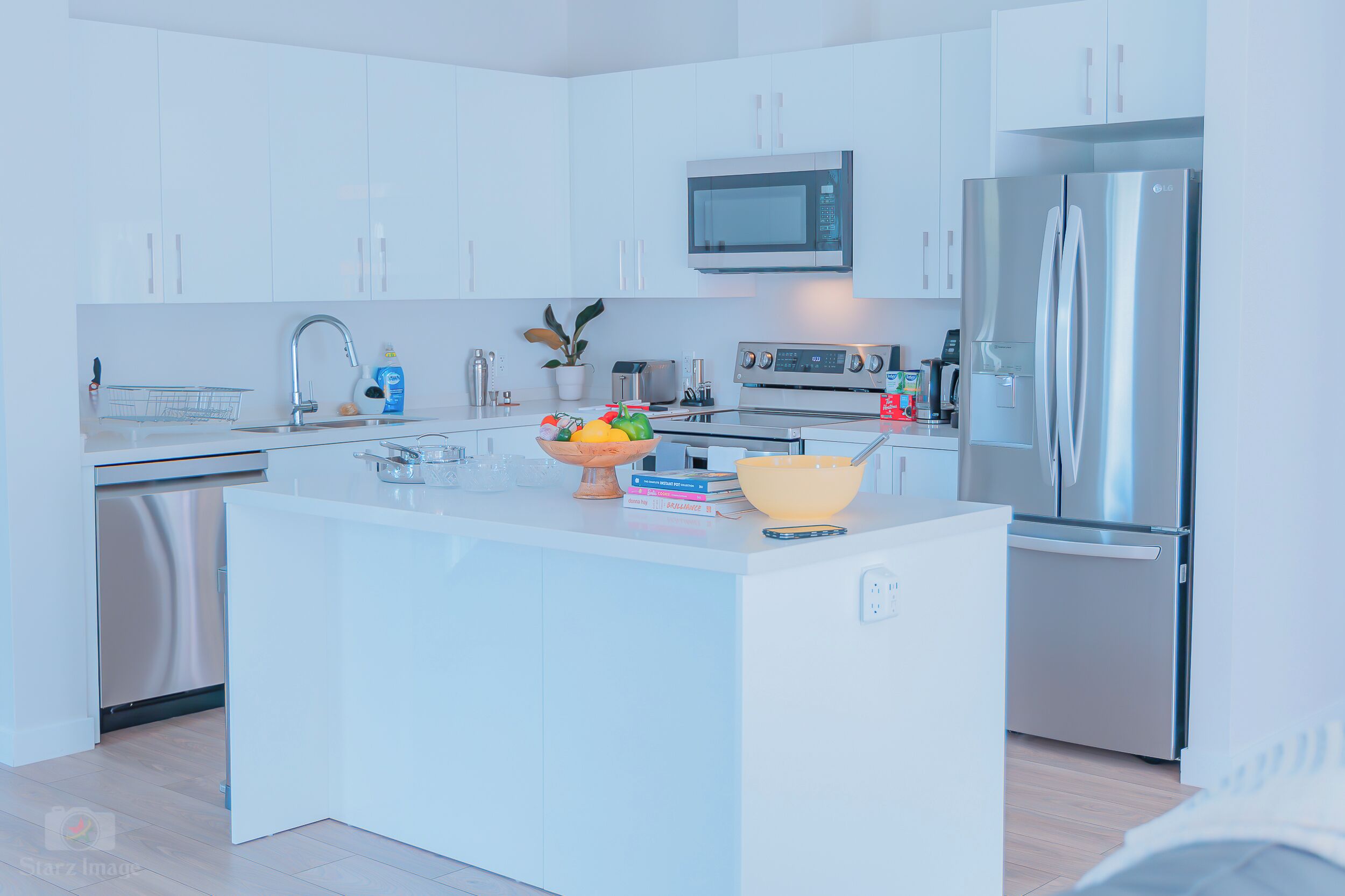 Jääkaappi, mikroaaltouuni, uuni, liesi