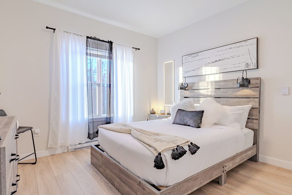 2 bedrooms, desk, iron/ironing board, travel cot