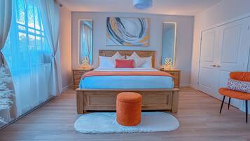 2 soverom, skrivebord, strykejern/-brett og reiseseng for barn