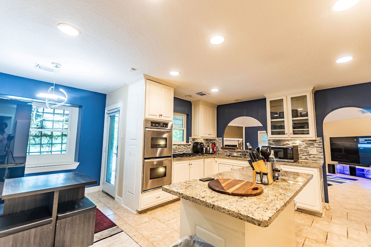 Photo 55 of Huge 6 Bedroom with Heated Pool, Spa, 85" Television, Game Room, BBQ, Hot Tub