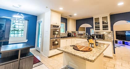 Huge 6 Bedroom with Heated Pool, Spa, 85" Television, Game Room, BBQ, Hot Tub