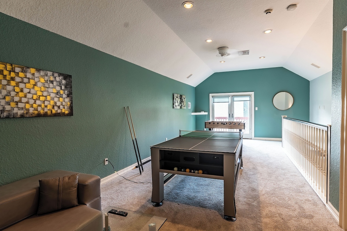 Photo 37 of Huge 6 Bedroom with Heated Pool, Spa, 85" Television, Game Room, BBQ, Hot Tub