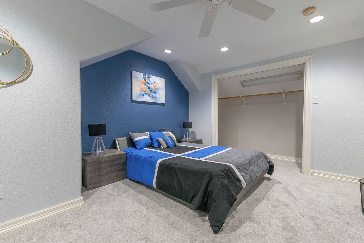 Photo 27 of Huge 6 Bedroom with Heated Pool, Spa, 85" Television, Game Room, BBQ, Hot Tub