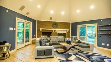 TV connectée, cheminée, jeux vidéo, baby-foot