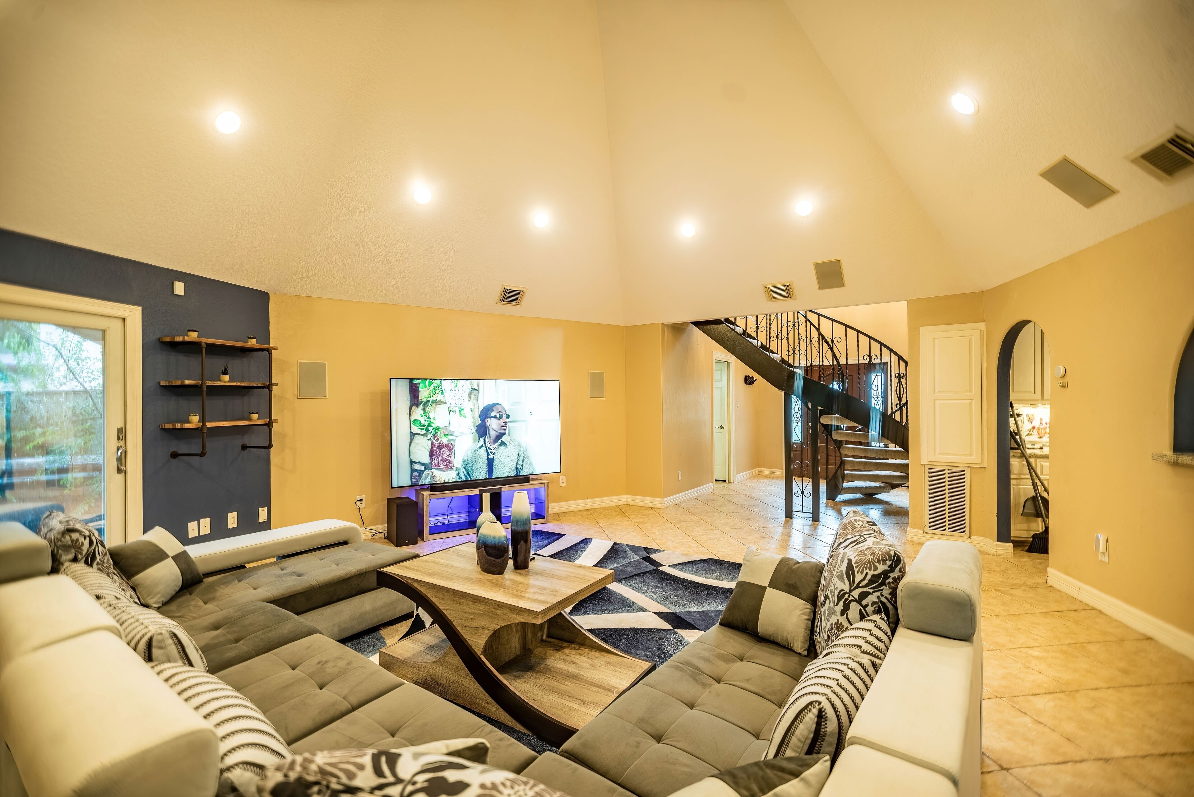 Smart-TV, Kamin, Videospiele, Tischfußball