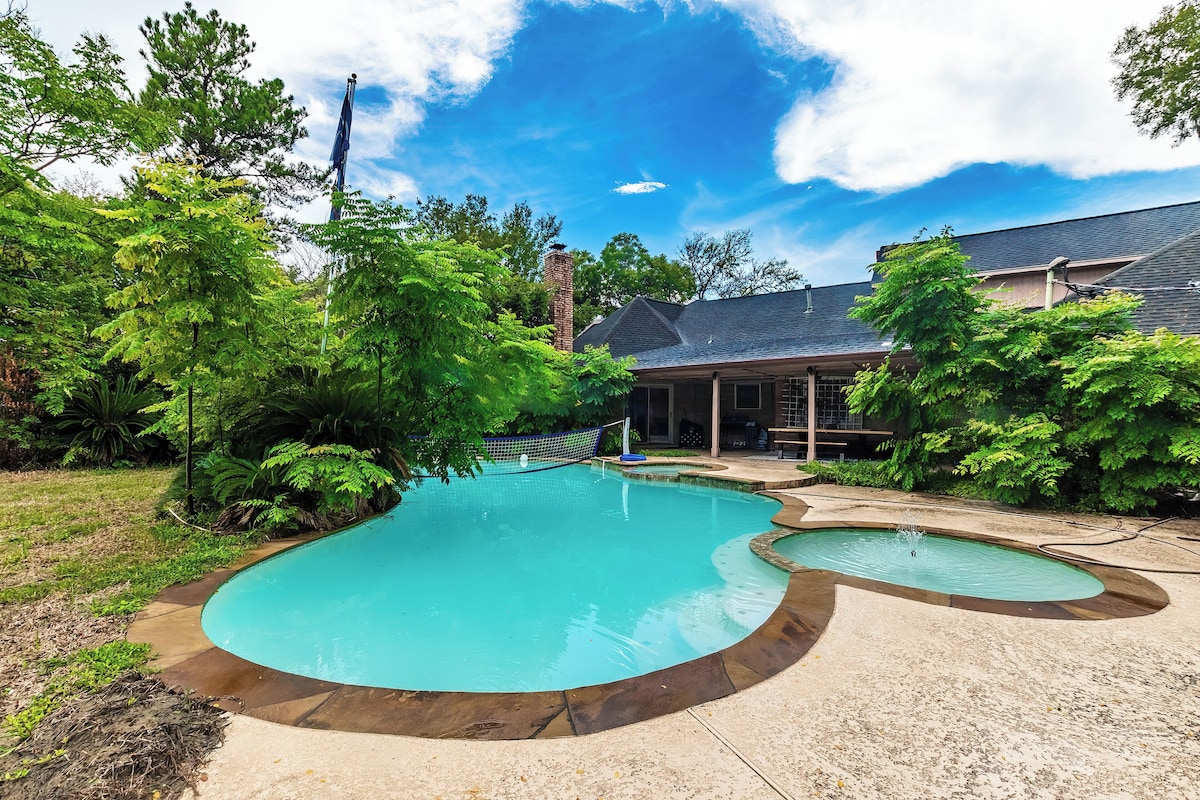 Photo 41 of Huge 6 Bedroom with Heated Pool, Spa, 85" Television, Game Room, BBQ, Hot Tub