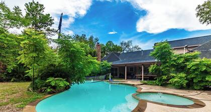 Huge 6 Bedroom with Heated Pool, Spa, 85" Television, Game Room, BBQ, Hot Tub