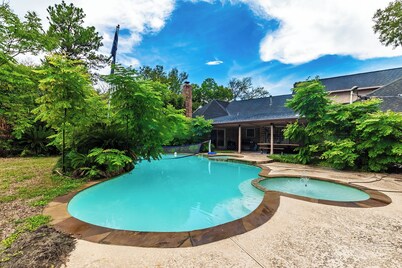 Huge 6 Bedroom with Heated Pool, Spa, 85" Television, Game Room, BBQ, Hot Tub