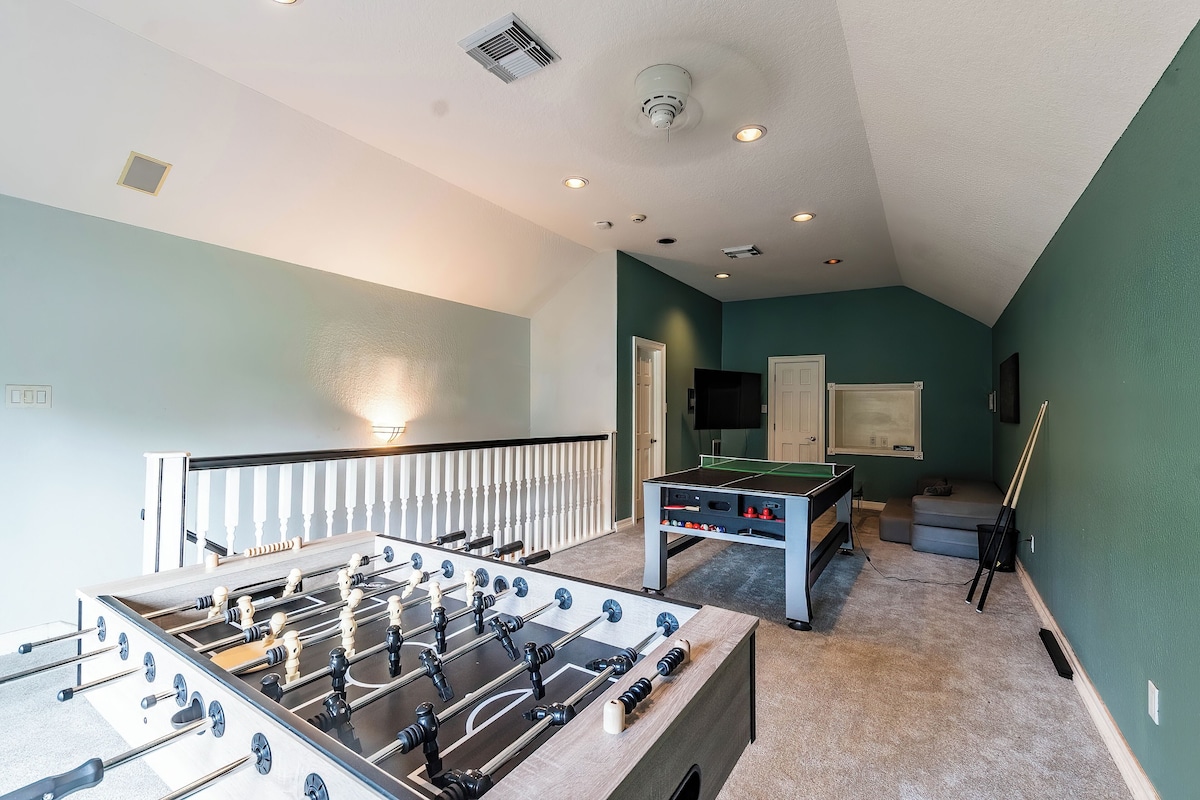 Photo 38 of Huge 6 Bedroom with Heated Pool, Spa, 85" Television, Game Room, BBQ, Hot Tub