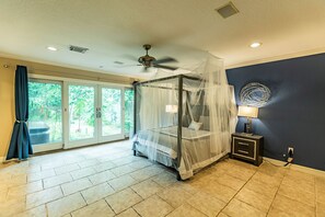 6 bedrooms, desk, iron/ironing board, travel cot