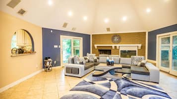 TV connectée, cheminée, jeux vidéo, baby-foot