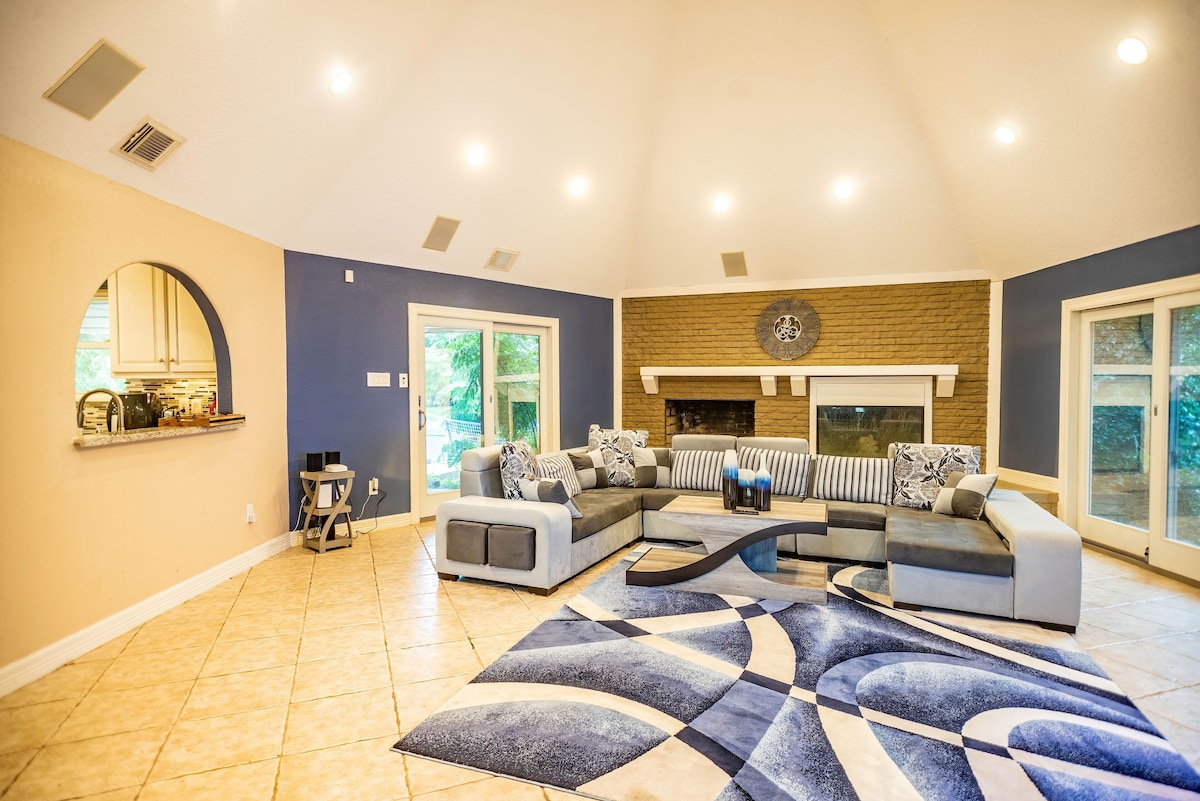 Photo 2 of Huge 6 Bedroom with Heated Pool, Spa, 85" Television, Game Room, BBQ, Hot Tub