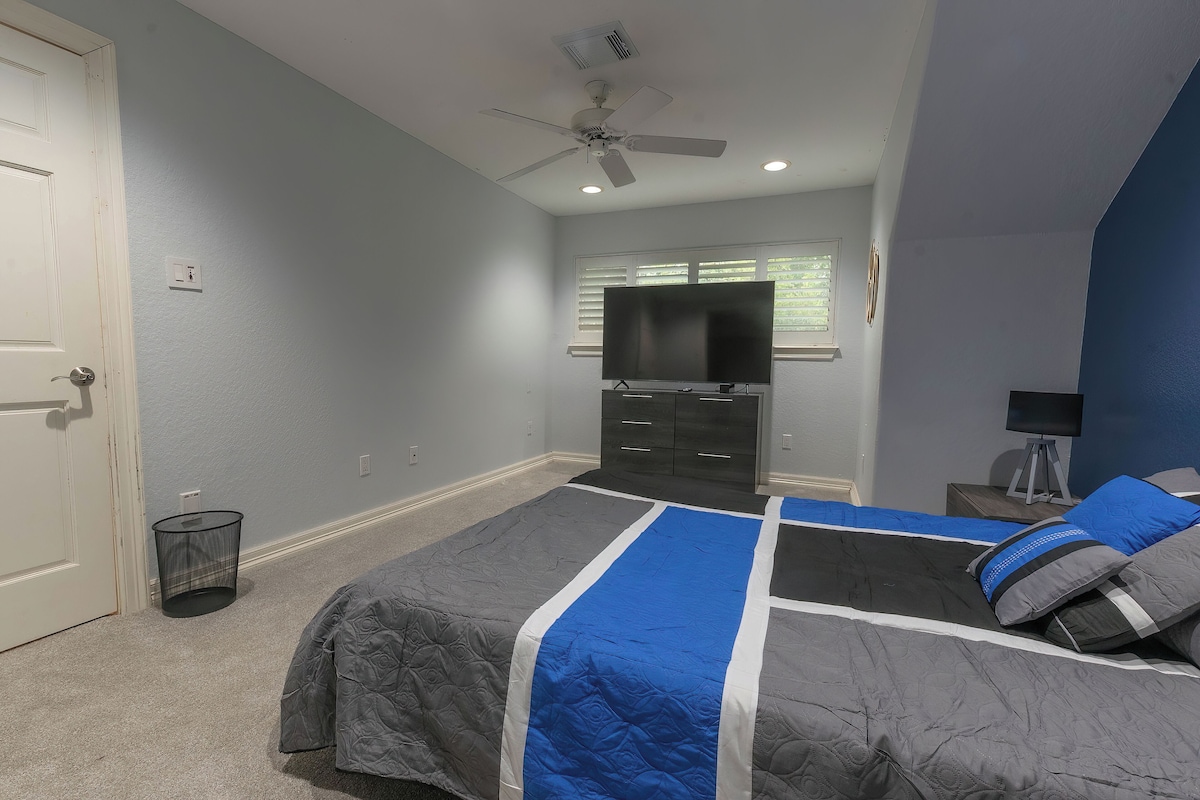 Photo 28 of Huge 6 Bedroom with Heated Pool, Spa, 85" Television, Game Room, BBQ, Hot Tub