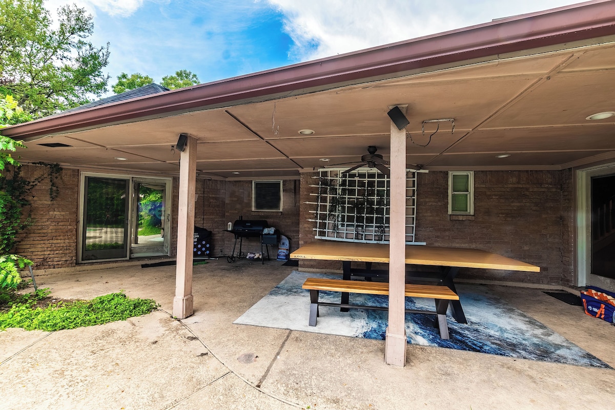 Photo 39 of Huge 6 Bedroom with Heated Pool, Spa, 85" Television, Game Room, BBQ, Hot Tub