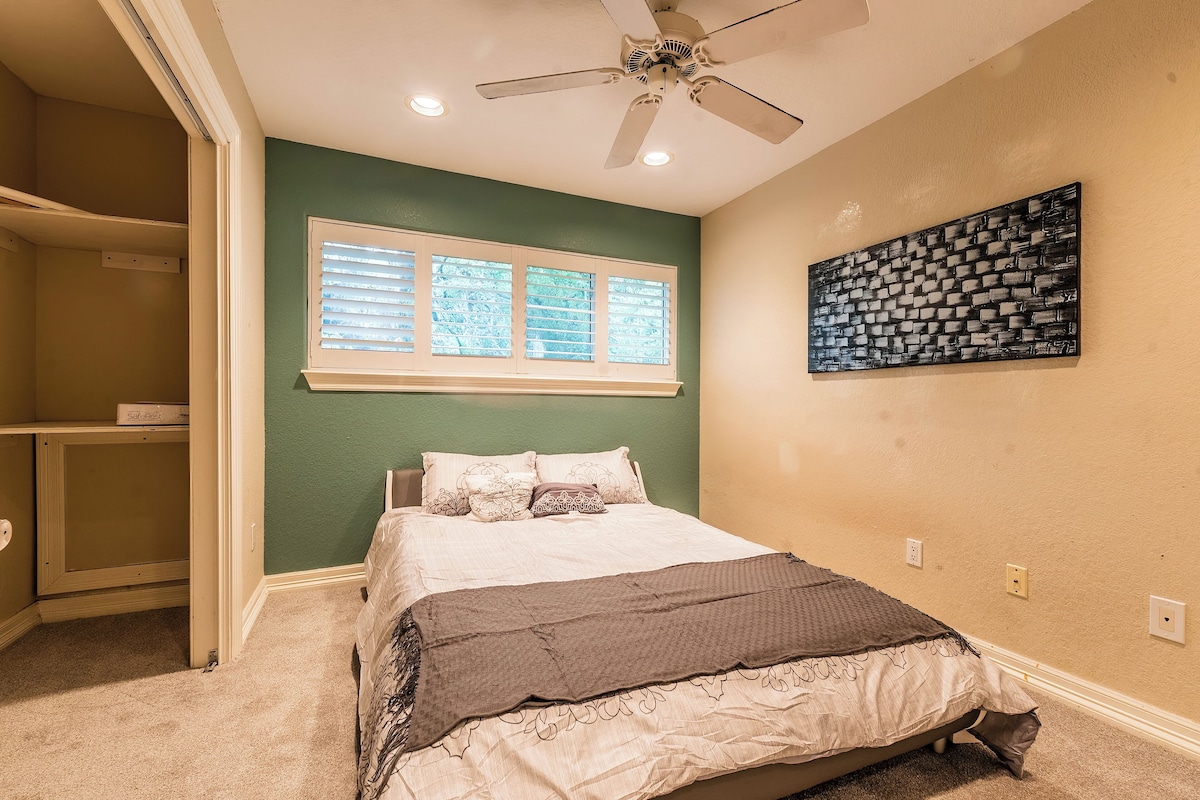 Photo 23 of Huge 6 Bedroom with Heated Pool, Spa, 85" Television, Game Room, BBQ, Hot Tub