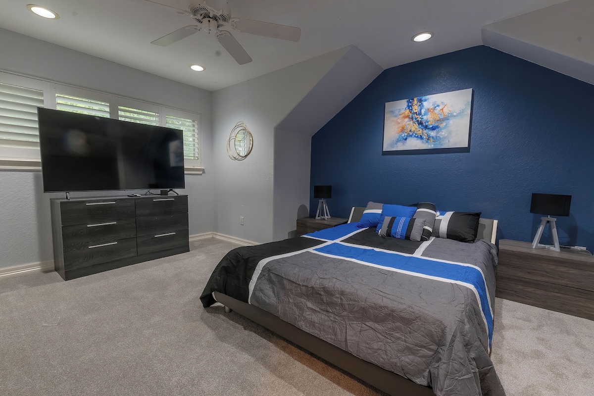Photo 26 of Huge 6 Bedroom with Heated Pool, Spa, 85" Television, Game Room, BBQ, Hot Tub