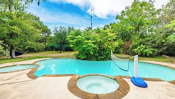 Een buitenzwembad, een verwarmd zwembad