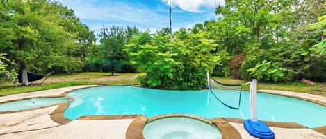 Piscina a l'aire lliure i piscina climatitzada