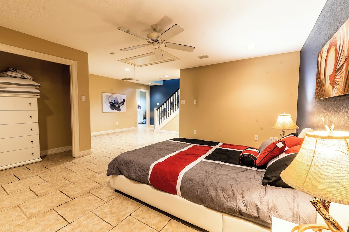 Photo 17 of Huge 6 Bedroom with Heated Pool, Spa, 85" Television, Game Room, BBQ, Hot Tub