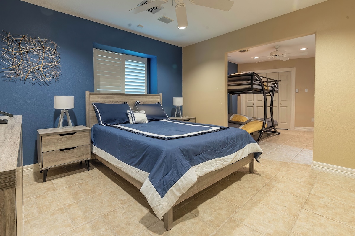 Photo 31 of Huge 6 Bedroom with Heated Pool, Spa, 85" Television, Game Room, BBQ, Hot Tub