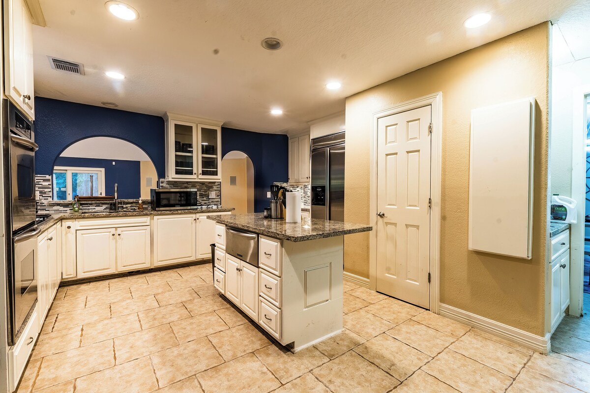 Photo 11 of Huge 6 Bedroom with Heated Pool, Spa, 85" Television, Game Room, BBQ, Hot Tub