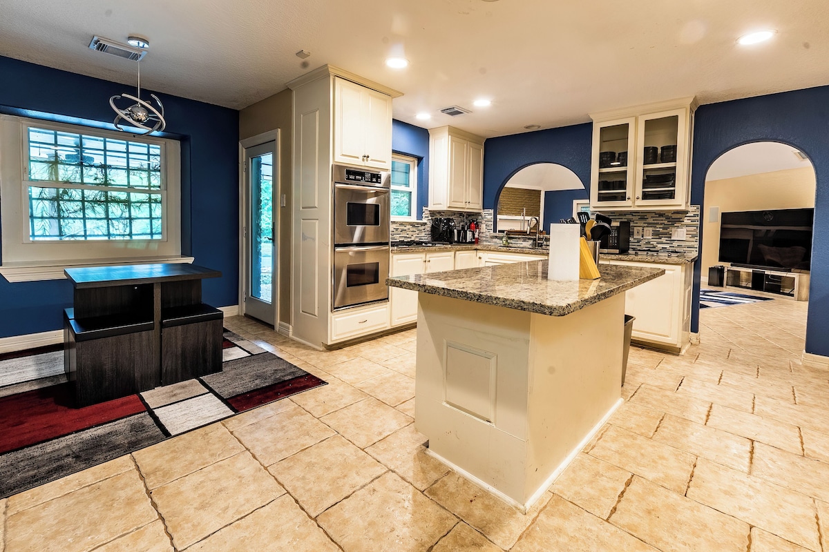 Photo 10 of Huge 6 Bedroom with Heated Pool, Spa, 85" Television, Game Room, BBQ, Hot Tub