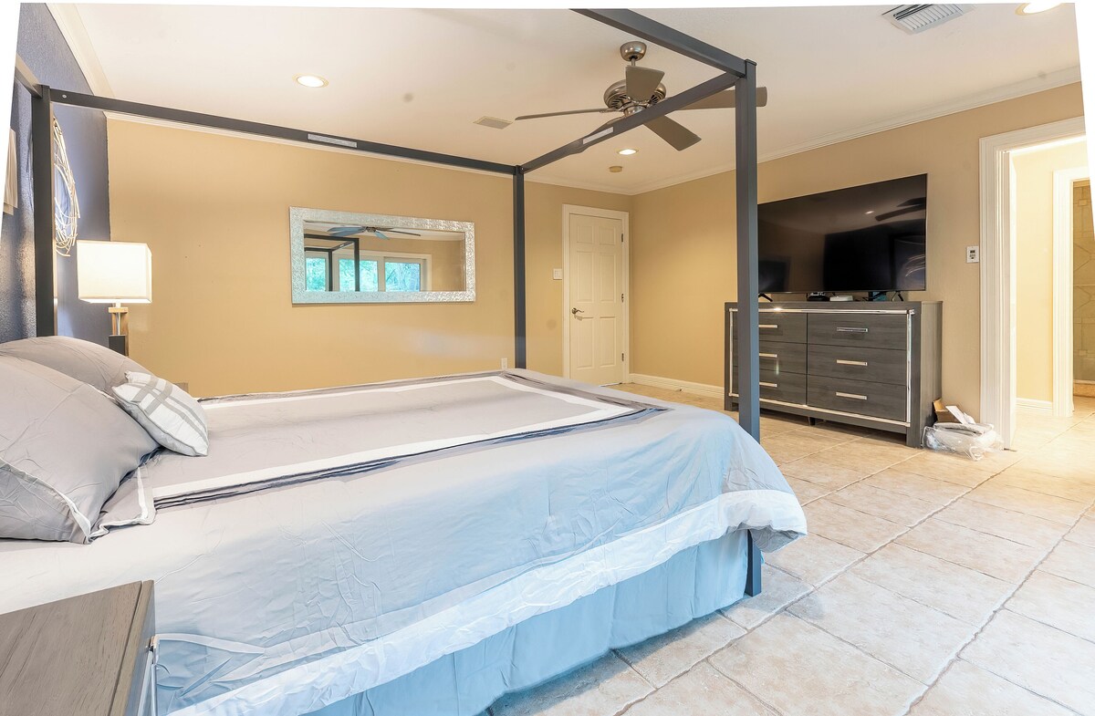 Photo 34 of Huge 6 Bedroom with Heated Pool, Spa, 85" Television, Game Room, BBQ, Hot Tub