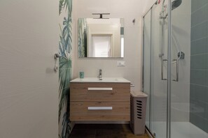 Basic-Villa | Badezimmer | Dusche, Haartrockner, Handtücher