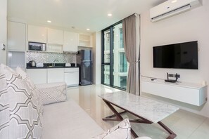 Appartement Exclusif, 1 chambre, balcon, vue établissement | Coin séjour | Télévision à écran plat