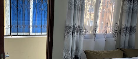 1 chambre, bureau, fer et planche à repasser, Wi-Fi