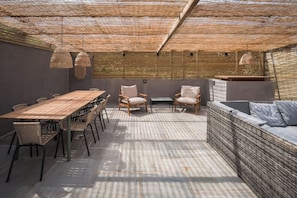 Outdoor dining - Incredible stay overlooking Red Wharf By sleeping up to 8 guests with hot tub & garden lounge area (Anglesey)