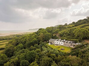 Exterior - Incredible stay overlooking Red Wharf By sleeping up to 8 guests with hot tub & garden lounge area (Anglesey)