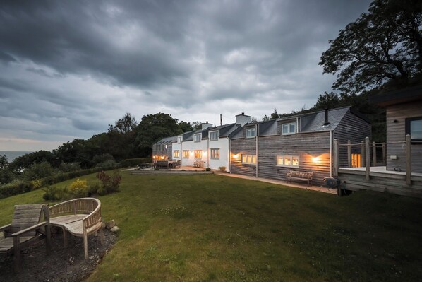 Exterior - Incredible stay overlooking Red Wharf By sleeping up to 8 guests with hot tub & garden lounge area (Anglesey)