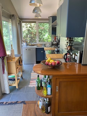 Jääkaappi, mikroaaltouuni, uuni, liesi