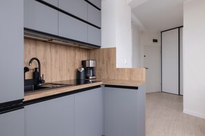 Microwave, oven, espresso maker, coffee/tea maker - Apartament & Klimatyzacja by Renters (Kraków)