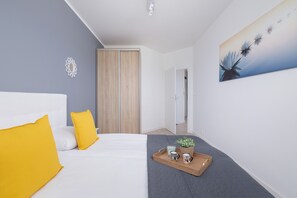 2 bedrooms, desk, laptop workspace, bed sheets - Apartament & Klimatyzacja by Renters (Kraków)