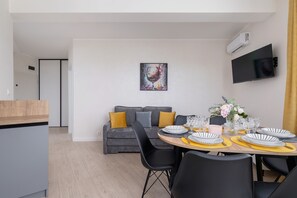 2 habitaciones, escritorio y espacio para trabajar con laptop 