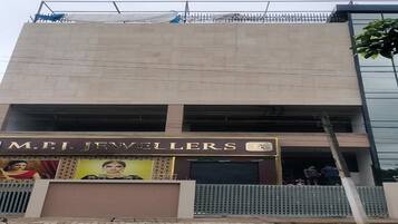 Un edificio con un letrero que dice 'M.P.J. Jewellers'.