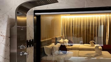 Deluxe-Zweibettzimmer | Badezimmer | Dusche, Seife, Shampoo
