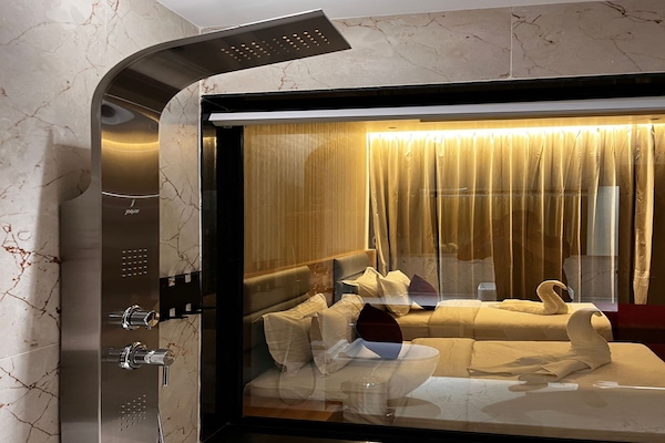 Deluxe Twin Room | Bathroom | Shower, soap, shampoo