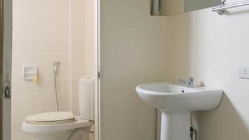 Een douche, handdoeken, zeep, shampoo