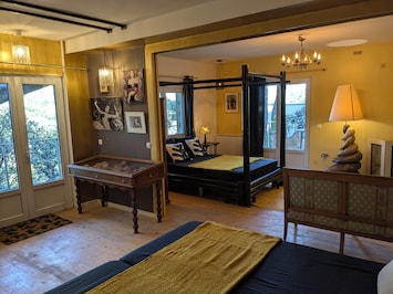 Vue d'ensemble de la "chambre au rocher"