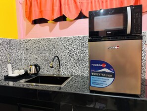 Private kitchen - Cozy apartment in welcoming Tagbilaran City with AC, WiFi Free Parking (Tagbilaran City)