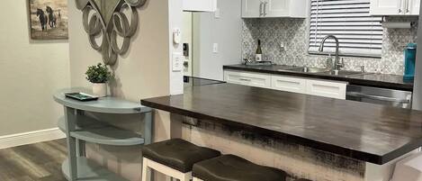 Frigorífico, microondas, horno y placa de cocina