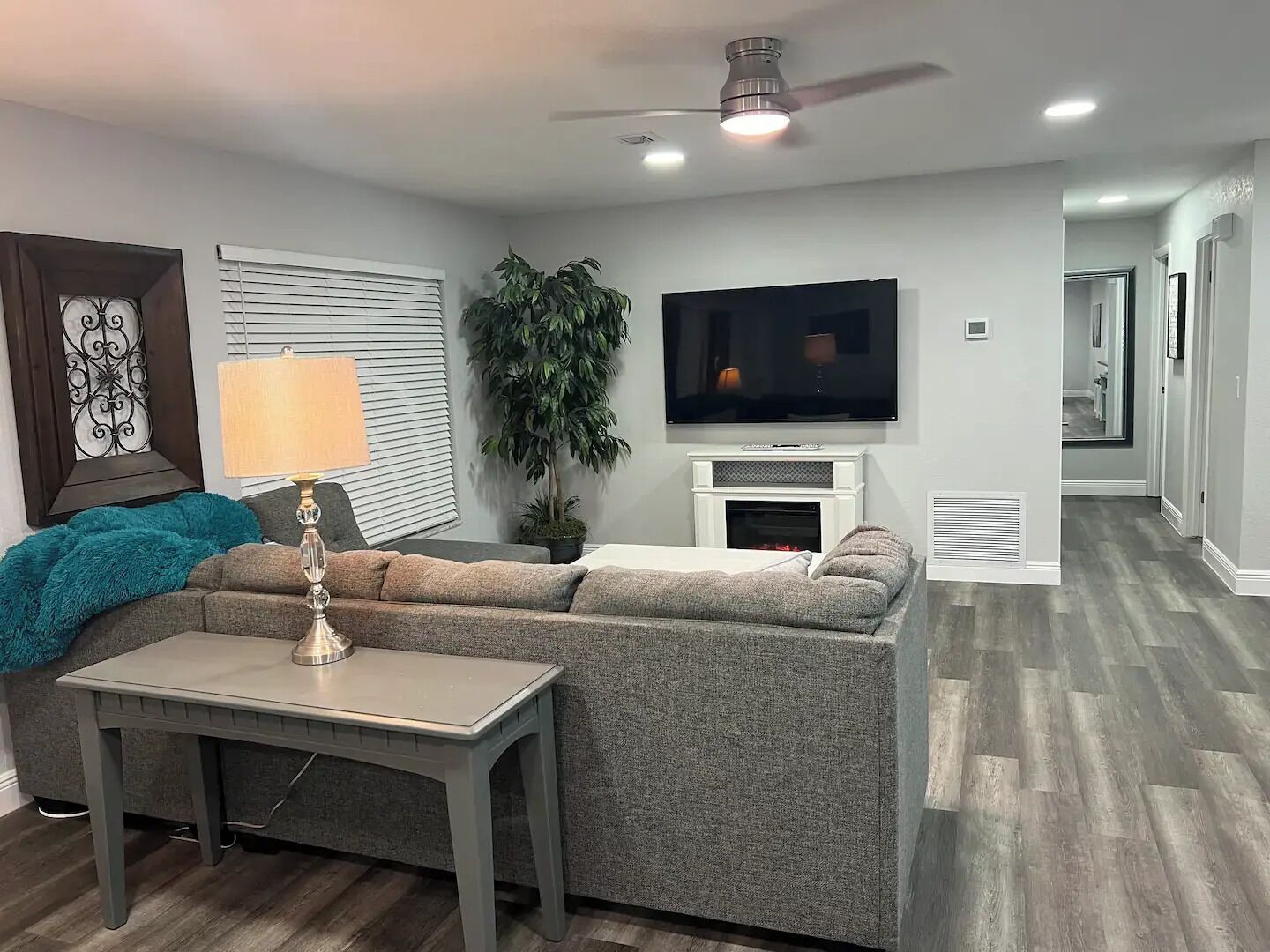 Smart TV, chimenea y libros 