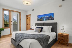 2 sovrum, skrivbord, strykjärn/strykbräda och resesäng