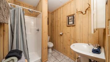 Shower, jetted bath, hair dryer, towels
