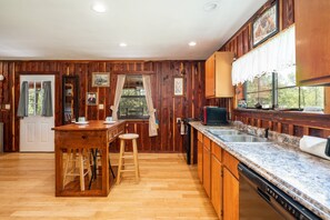 Fridge, microwave, oven, stovetop - Three-Suite Riverfront Retreat (Murfreesboro)